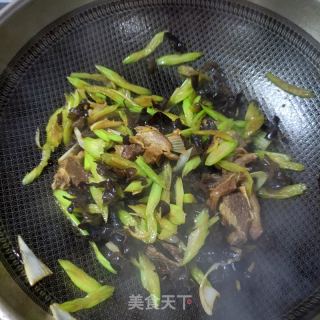 驴肉木耳炒西芹的做法步骤：16
