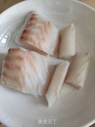 黑椒蒜蓉蒸鳕鱼的做法步骤：1