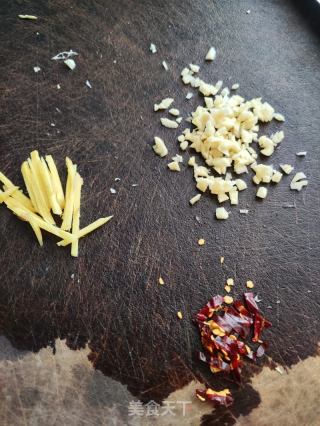 黑椒蒜蓉蒸鳕鱼的做法步骤：2