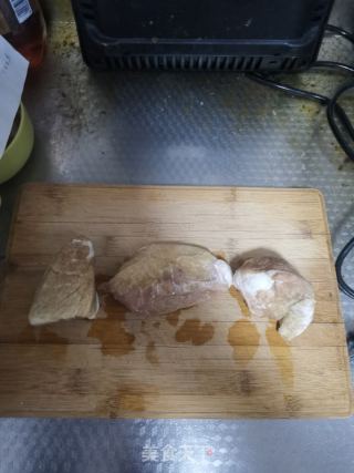 芹菜炒肉的做法步骤：1