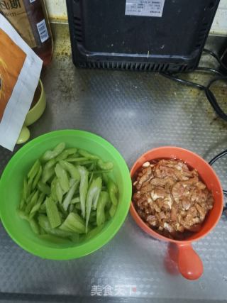 芹菜炒肉的做法步骤：3