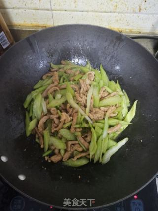 芹菜炒肉的做法步骤：5