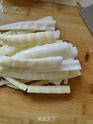 方竹笋烧牛肉的做法步骤：1