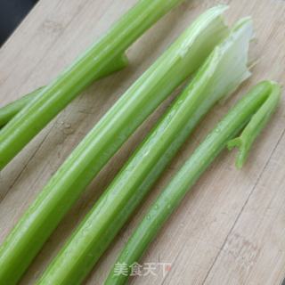 简易版西芹回锅肉的做法步骤：1
