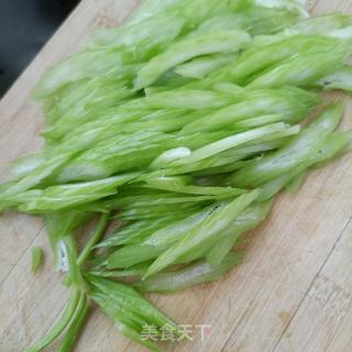 简易版西芹回锅肉的做法步骤：2
