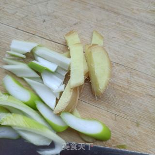 简易版西芹回锅肉的做法步骤：3