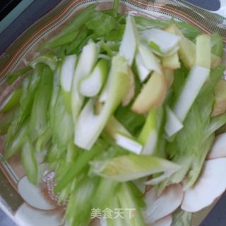 简易版西芹回锅肉的做法步骤：4