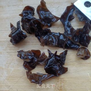 简易版西芹回锅肉的做法步骤：5