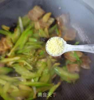 简易版西芹回锅肉的做法步骤：13