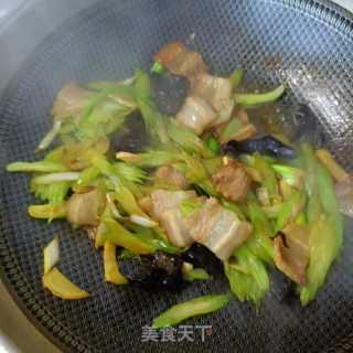 简易版西芹回锅肉的做法步骤：14