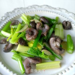 西芹菜芯炒活海参的做法