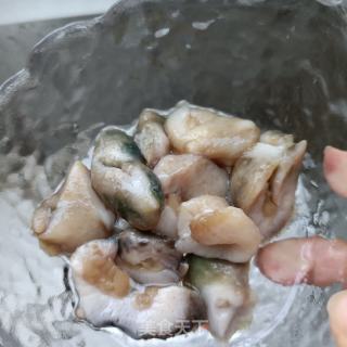 西芹菜芯炒活海参的做法步骤：1