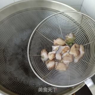 西芹菜芯炒活海参的做法步骤：2