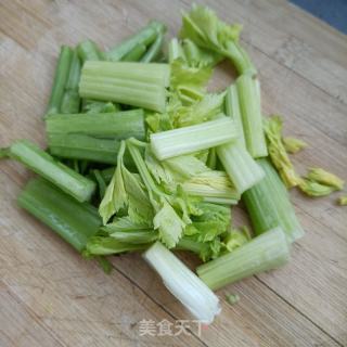 西芹菜芯炒活海参的做法步骤：4