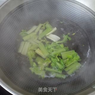 西芹菜芯炒活海参的做法步骤：5