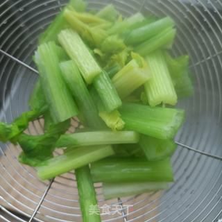 西芹菜芯炒活海参的做法步骤：6