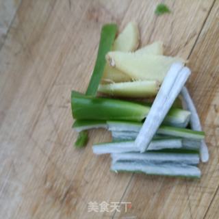 西芹菜芯炒活海参的做法步骤：7