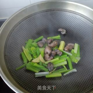 西芹菜芯炒活海参的做法步骤：10