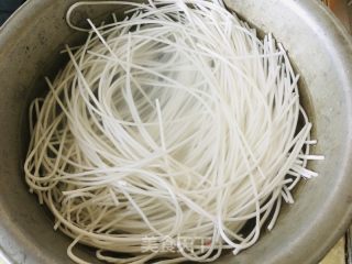 土豆粉鸭血羊汤的做法步骤：1