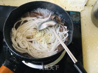 土豆粉鸭血羊汤的做法步骤：5