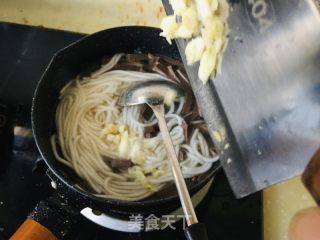 土豆粉鸭血羊汤的做法步骤：6