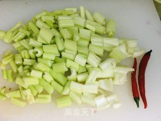 芹菜炒鸡丁的做法步骤：1