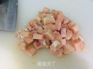 芹菜炒鸡丁的做法步骤：2