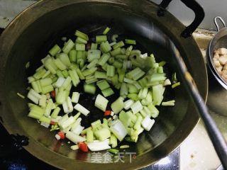 芹菜炒鸡丁的做法步骤：6