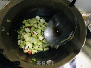 芹菜炒鸡丁的做法步骤：7