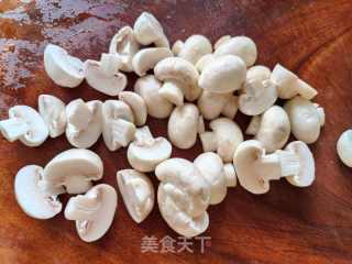 荷兰豆炒蘑菇的做法步骤：2