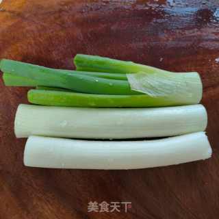 鲜鱿炒大葱的做法步骤：2