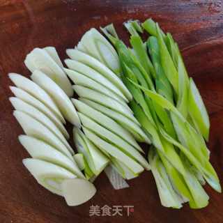 鲜鱿炒大葱的做法步骤：3