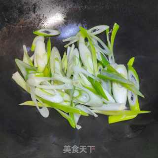 鲜鱿炒大葱的做法步骤：7