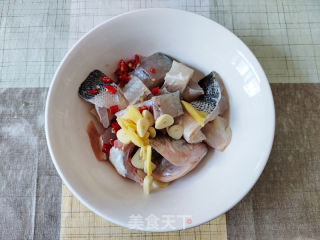 厨房小白也能轻松搞定的空炸焗鲈鱼的做法步骤：2
