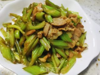 芹菜炒肉片的做法