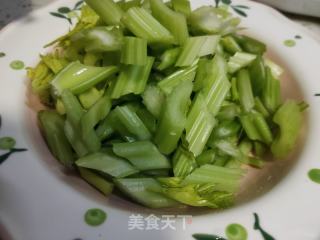 芹菜炒肉片的做法步骤：1