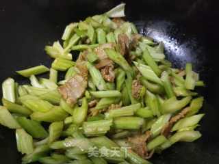 芹菜炒肉片的做法步骤：7