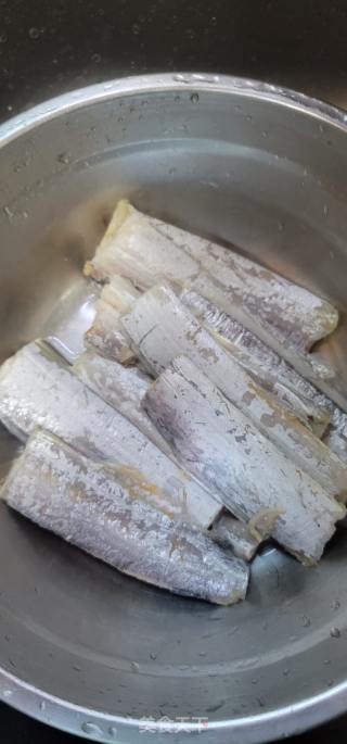 椒盐蒜香带鱼的做法步骤：1