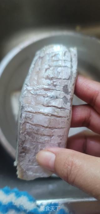 椒盐蒜香带鱼的做法步骤：2
