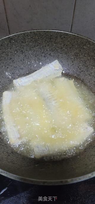 椒盐蒜香带鱼的做法步骤：7