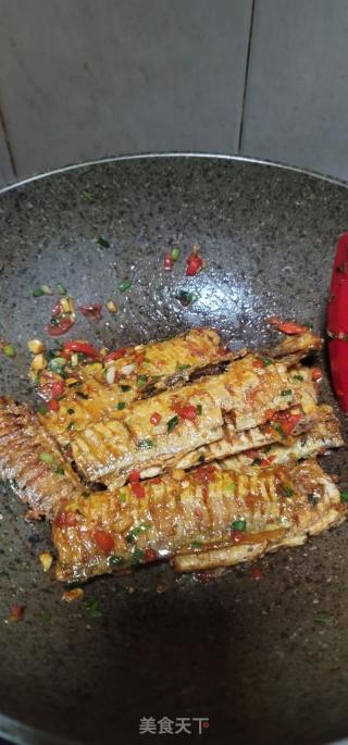椒盐蒜香带鱼的做法步骤：15