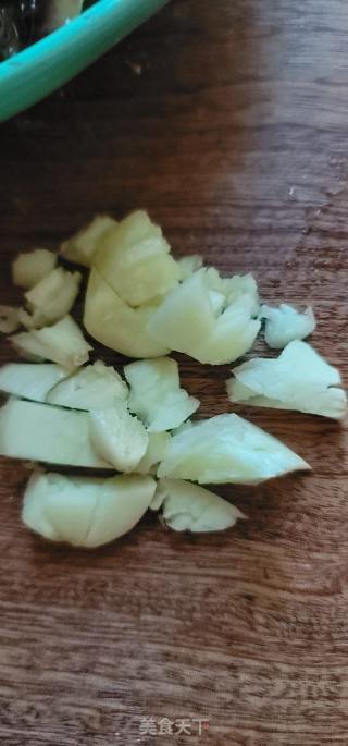 蚝油炒手撕包菜的做法步骤：2