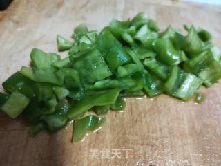 青椒虾仁炒茄丁的做法步骤：2