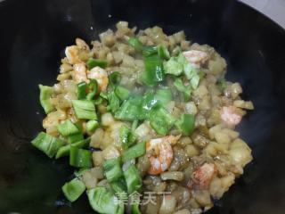 青椒虾仁炒茄丁的做法步骤：8