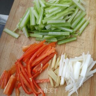 金华火腿炒西芹的做法步骤：11