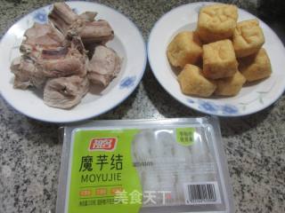 油豆腐魔芋结排骨煲的做法步骤：1