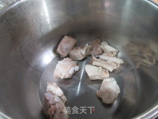 油豆腐魔芋结排骨煲的做法步骤：2