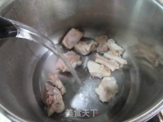 油豆腐魔芋结排骨煲的做法步骤：3