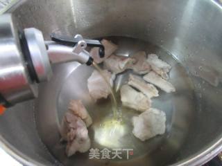 油豆腐魔芋结排骨煲的做法步骤：4