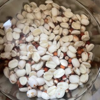 莲子芡实银耳汤的做法步骤：1